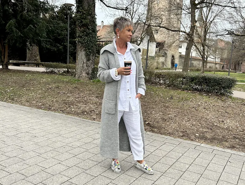 QM-Expertin und Nageldesignerin Ewa Leipprand bei der präzisen Modellage von Gelnägeln ohne Acryl im Premium Studio Villingen